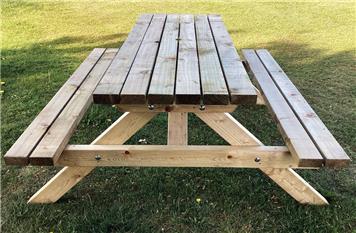 WHERE BETTER TO HAVE A FAMILY PICNIC